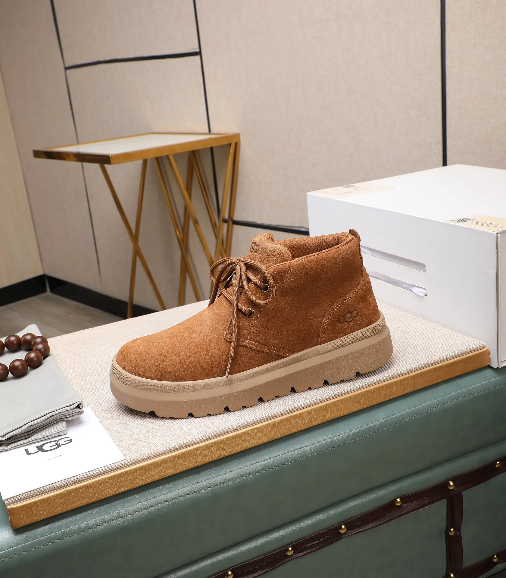 Men's shoes 💰620 Please note the quality of the original order and compare the thickness of the wool 🏮🏮 Popular UGG from Australia's warm luxury brand men's shoes, the official website is synchronized, Beckham men's style..., made of imported top-layer waxed cowhide, waxed toe cap, Australian genuine wool velvet lining Carefully sewn...Imported rubber Martin boots outsole (comfortable, soft and wear-resistant). I really like the quality..Exquisite workmanship. You can't put it down at first sight. Size 39-44